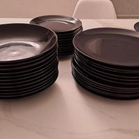 set 36 piatti neri IKEA
