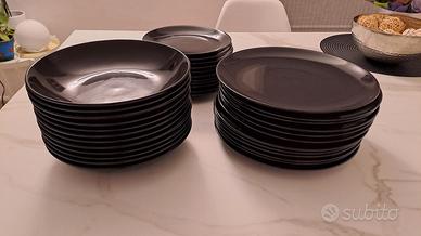 set 36 piatti neri IKEA