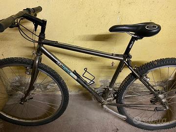 Bicicletta mountain bike