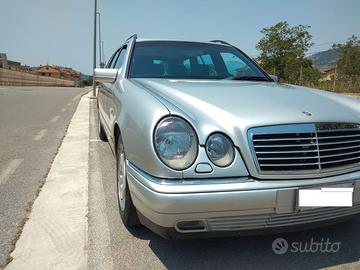 AUTO MERCEDES E SW