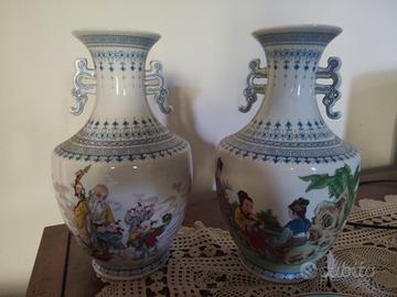 Coppia di Vasi Cinesi Vintage in Porcellana Policr