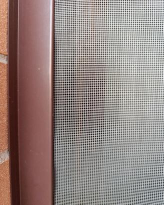 Zanzariera a rullo per porta finestra doppia
