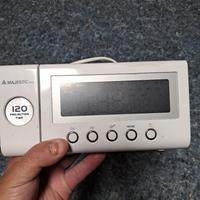 una radio sveglia diguna radio sveglia  di marca M