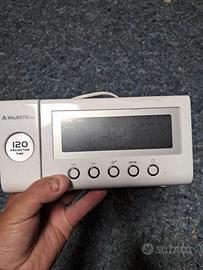 una radio sveglia diguna radio sveglia  di marca M