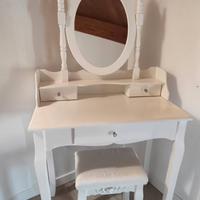 Toeletta con specchiera e sgabello