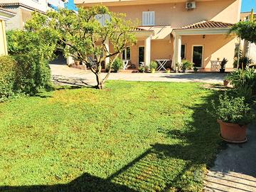 Spazioso appartamento con veranda e giardino