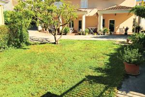 Spazioso appartamento con veranda e giardino