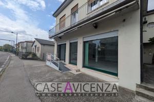 UFFICIO/ NEGOZIO IN CENTRO PAESE