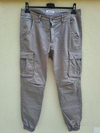 Pantaloni con tasconi 