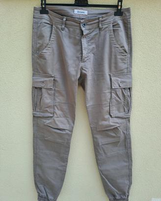 Pantaloni con tasconi 