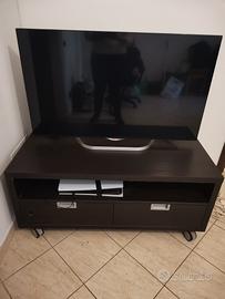 Porta TV IKEA con 2 cassetti e con 4 ruote.