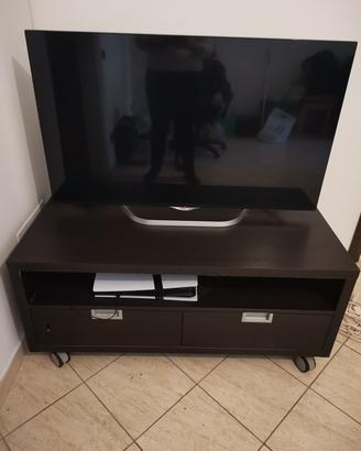 Porta TV IKEA con 2 cassetti e con 4 ruote.