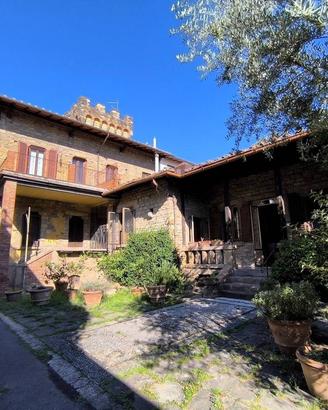 Casa indipendente di 528 m² con più di 5 locali e 