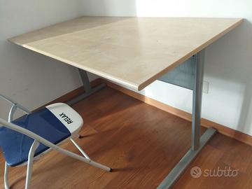 scrivania con mensole