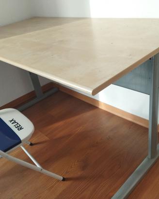 scrivania con mensole