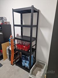 scaffale nero in metallo