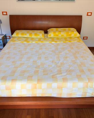 Letto matrimoniale con contenitore e rete a doghe