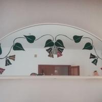 Cornice e specchio disegnato a mano illuminata