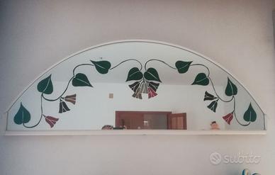 Cornice e specchio disegnato a mano illuminata