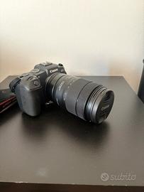 Canon RP con obiettivo Canon