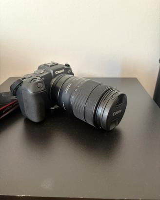 Canon RP con obiettivo Canon