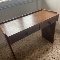 Scrivania in legno con cassetti