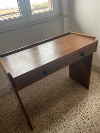 Scrivania in legno con cassetti