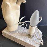 Lampade da tavolo con mano