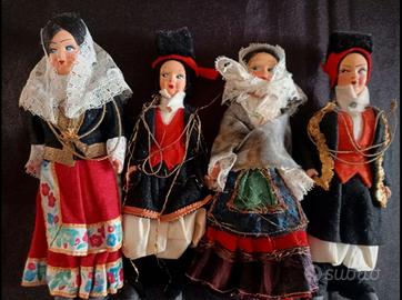 Bambole in costume sardo