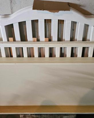 Lettino in legno per neonati