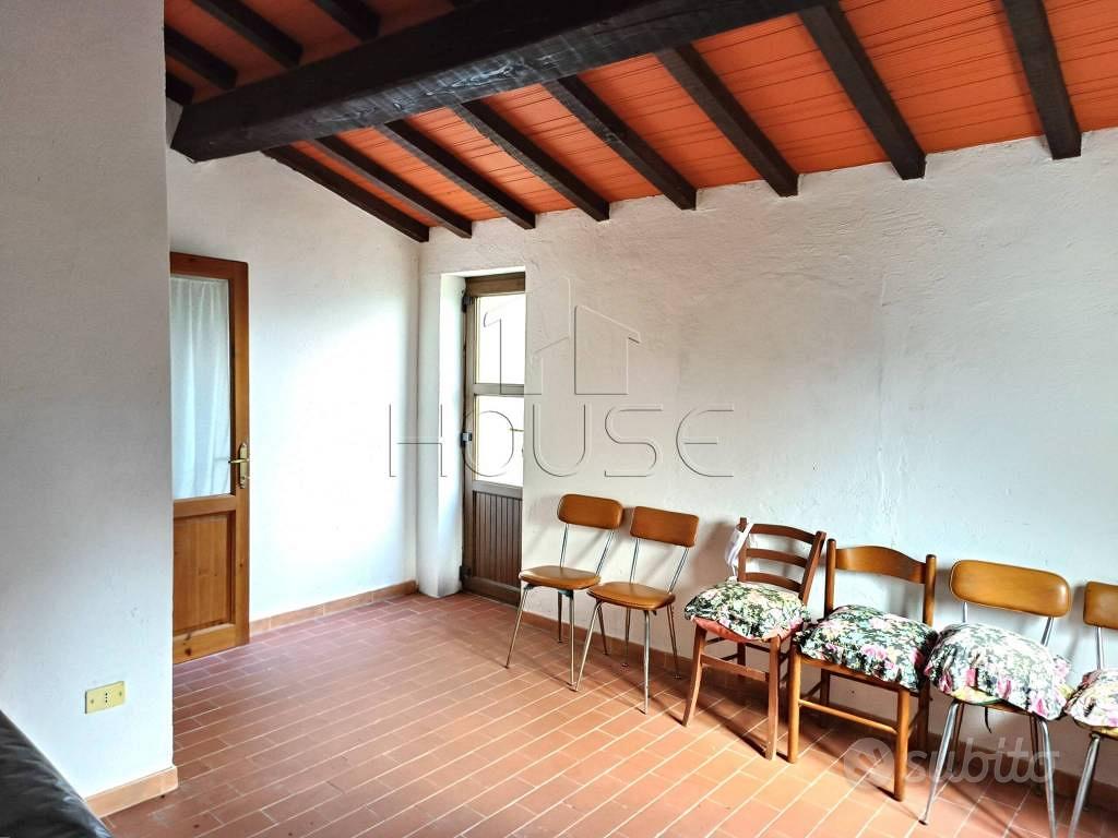 Rustico / Casale di 240 m² con 4 locali e posto au - Altro