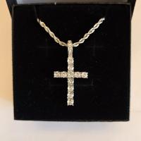 Collana con Croce in Acciaio e Zirconi Brillanti