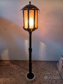 Lampada vintage da terra in policarbonato e ferro