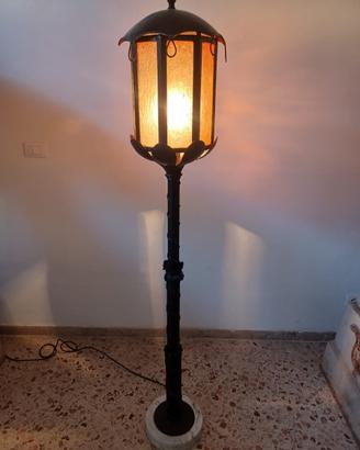 Lampada vintage da terra in policarbonato e ferro