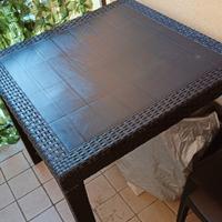 tavolo in rattan grigio scuro con 2 sedie