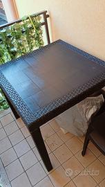 tavolo in rattan grigio scuro con 2 sedie