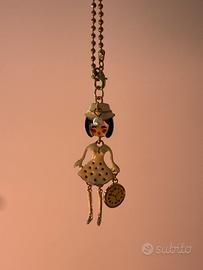 Collana oro con ciondolo, bambolina snodabile,