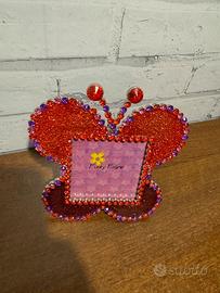 Cornicetta a forma di farfalla