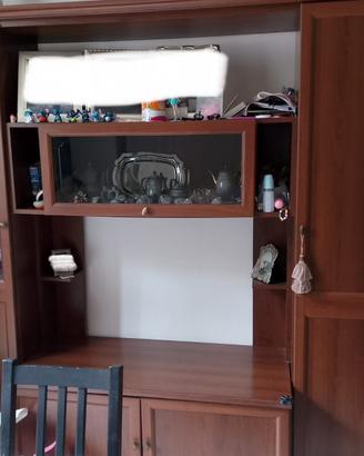 Parete attrezzata e vetrinetta