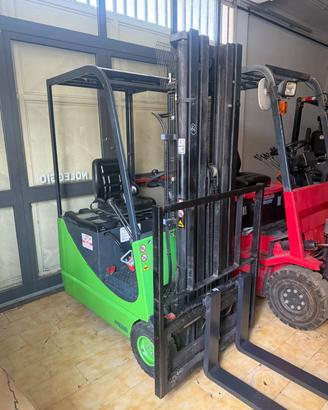 Carrello elevatore muletto sollevatore