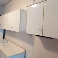 cucina con elettrodomestici