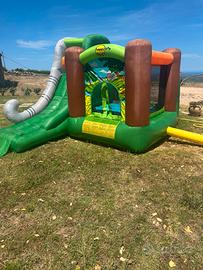 Gonfiabile con piscinetta