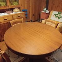 Tavolo tondo in legno, allungabile, con 4 sedie
