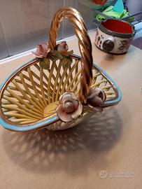 Cestino intrecciato con decorazioni 