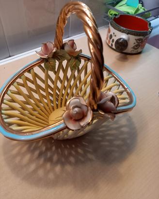 Cestino intrecciato con decorazioni 