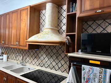 Cucina classica completa di elettrodomestici