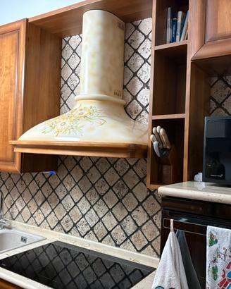 Cucina classica completa di elettrodomestici