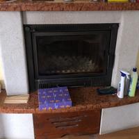 Rivesimento camino in marmo rosso di Verona