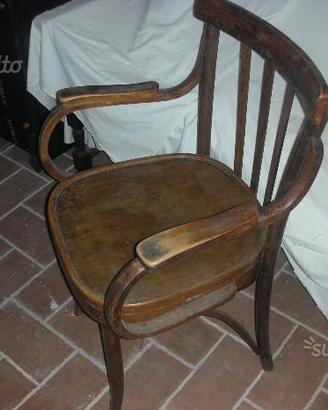 Antica sedia con braccioli