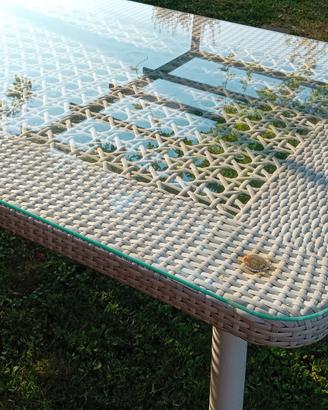 TAVOLO CON BASE IN VETRO 